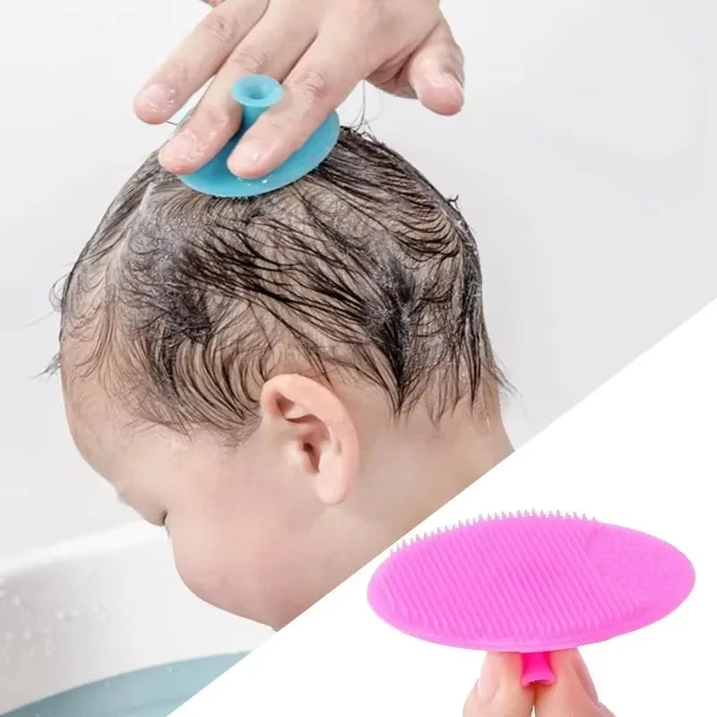فرشاة السيليكون السحرية لتنظيف وتدليك فروة رأس الأطفال 💆‍♂️✨ رغوة غنية، تنظيف عميق، وراحة لا تقاوم.